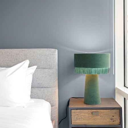 Placemakr Premier Sobro Nashville Exterior photo A table lamp